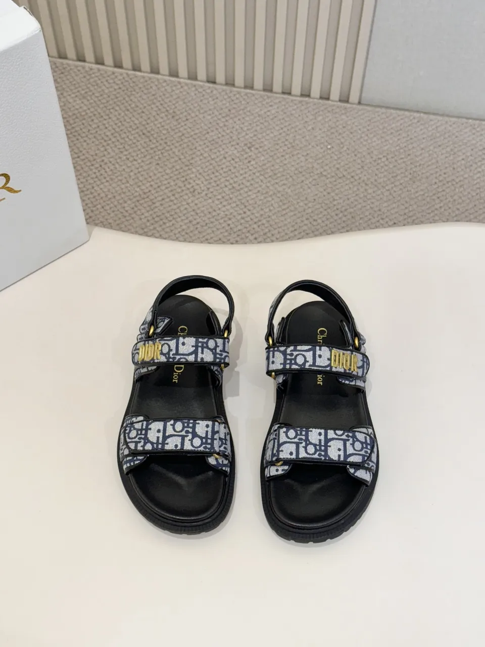 👟👟Ex-factory price 500👟👟 These Dioract sandals are carefully made of blue plaid jacquard fabric and other materials, decorated with off-white raffia Oblique print, fashionable and modern. The insole is made of lightweight and comfortable leather that fits the shape of the foot, and is equipped with a Velcro strap. The upper strap is embellished with a gold-finished metal Dior logo, which is more refined. Can be matched with various styles to show modern style. . Help surface material: fabric. Dior signature in gold-finish metal. 2 adjustable Velcro straps. Leather insole that fits the shape of the foot, soft and lightweight texture, EVA notch sole decorated with Christian Dior's lucky star symbol Made in Italy Code number: 35--42 (41 42 customized, non-refundable)